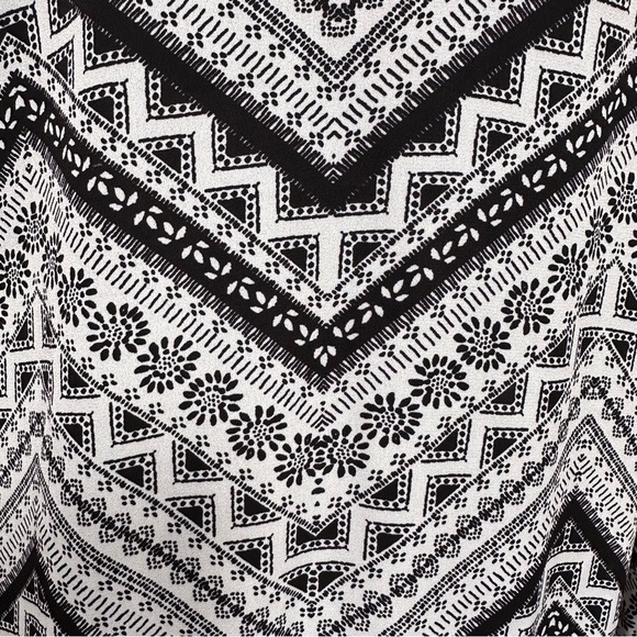 ABOUT A GIRL Black & White Chevron Graphic Asymmetrical Long Sleeve Blouse Sz L - Picture 8 of 13